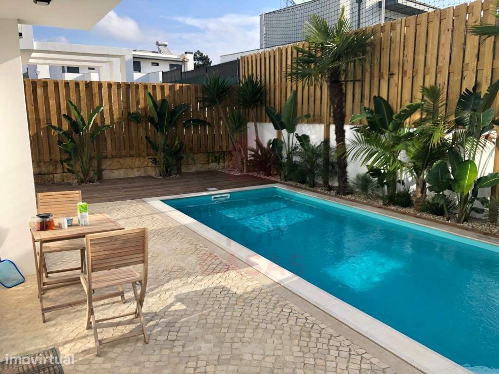 Moradia de arquitectura moderna com piscina privada-3