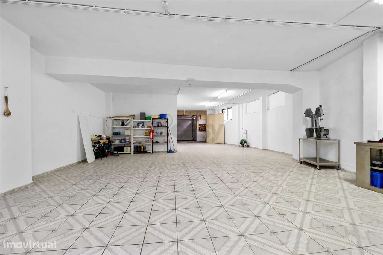 Armazém/Estacionamento Fechado – 155 m² – Tapada das Mercês-15