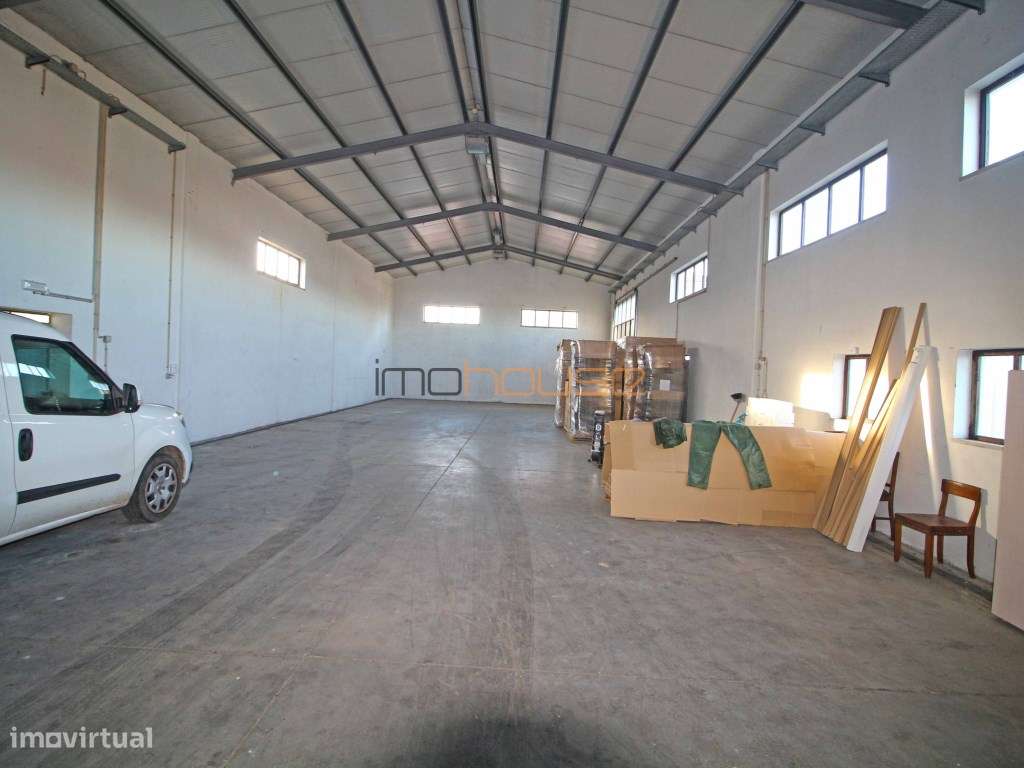 Armazém com logradouro e parque de estacionamento-5