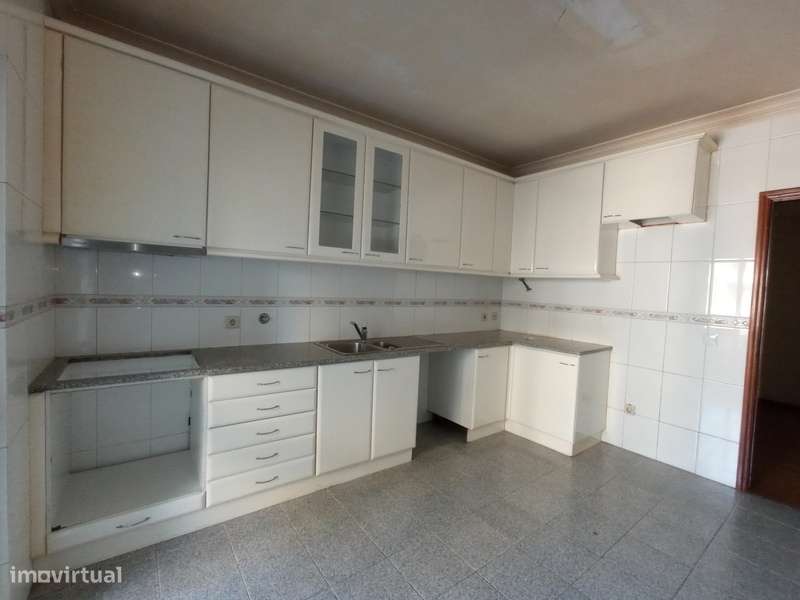Apartamento T2 com Varanda em Rio Tinto, Gondomar-5