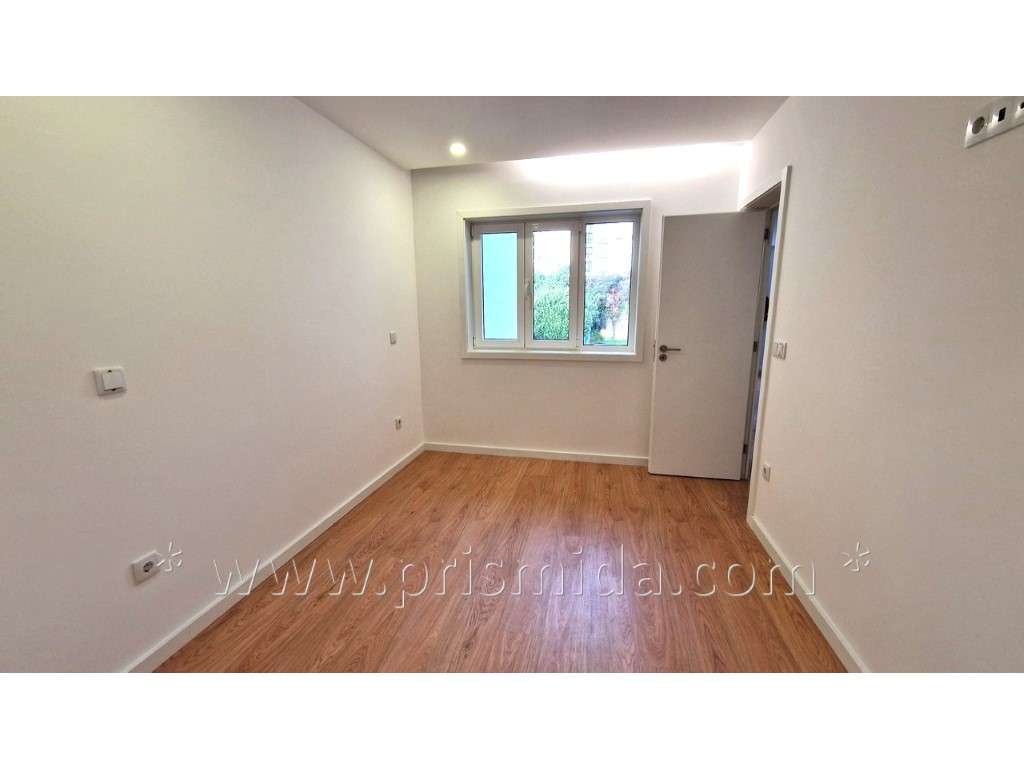 T1 com 2WCs, terraço e 2 lugares de estacionamento!-7