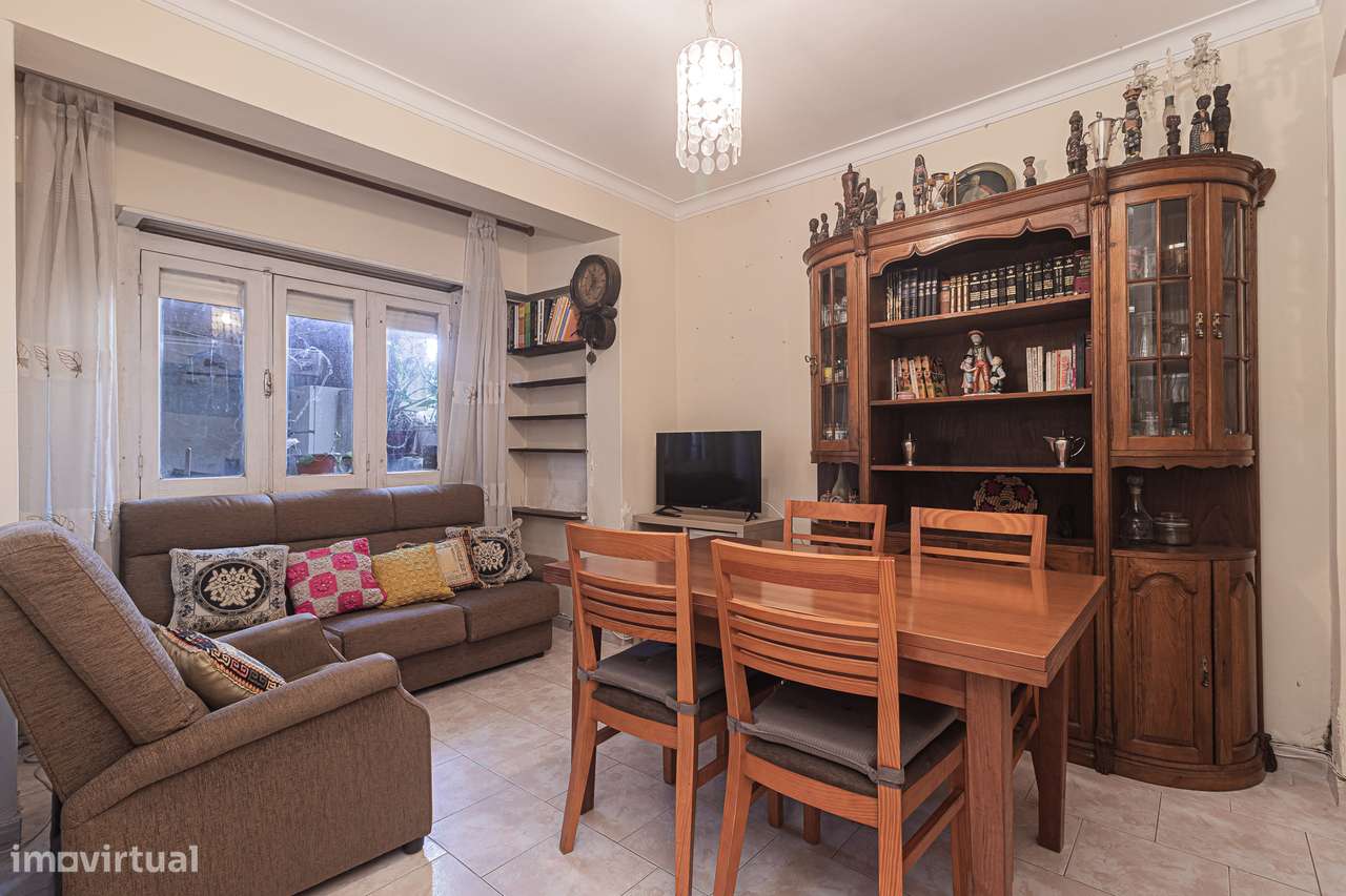 Apartamento T3 com Quintal na Amadora-5