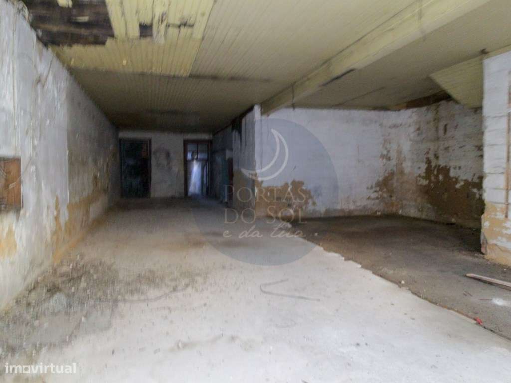 Imóvel c arquitetura histórica na rua principal do Cartaxo.-14