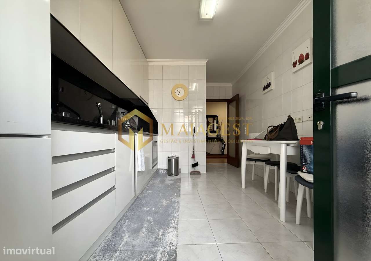 Apartamento T2 Renovado na Madalena com Garagem e Arrumos-9