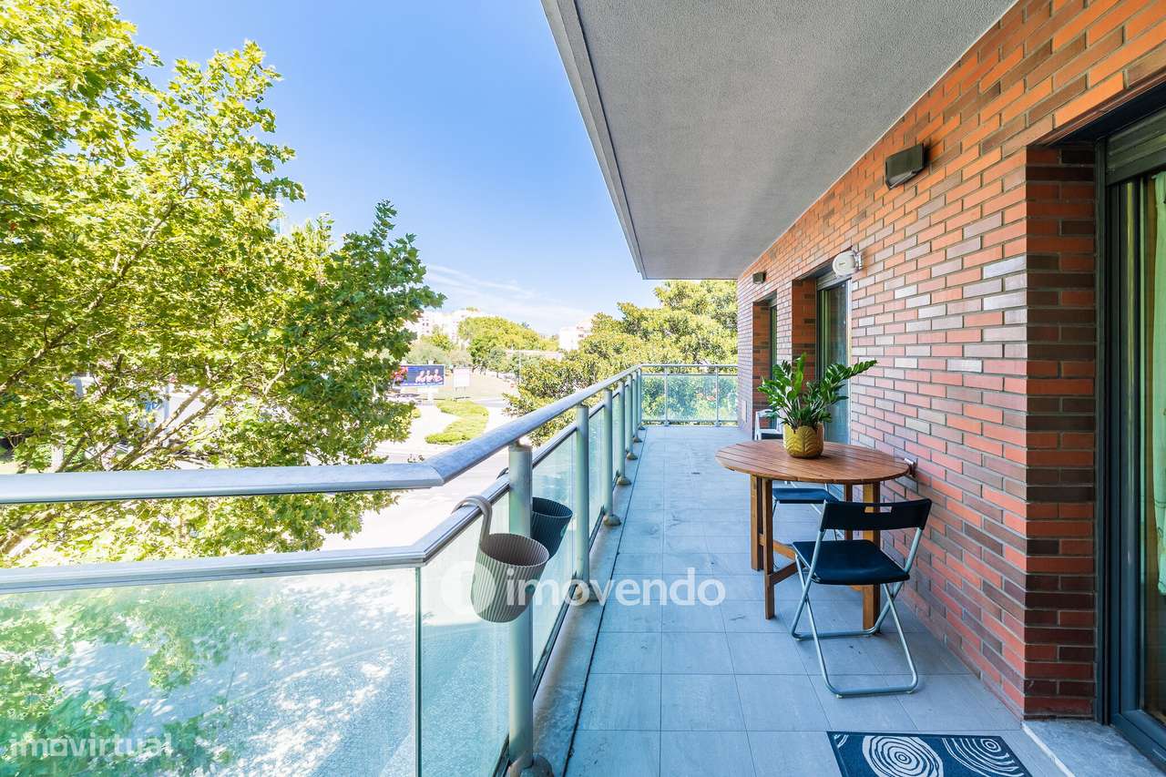 Apartamento T2 moderno, com garagem e varanda enorme, na Malvarosa-8