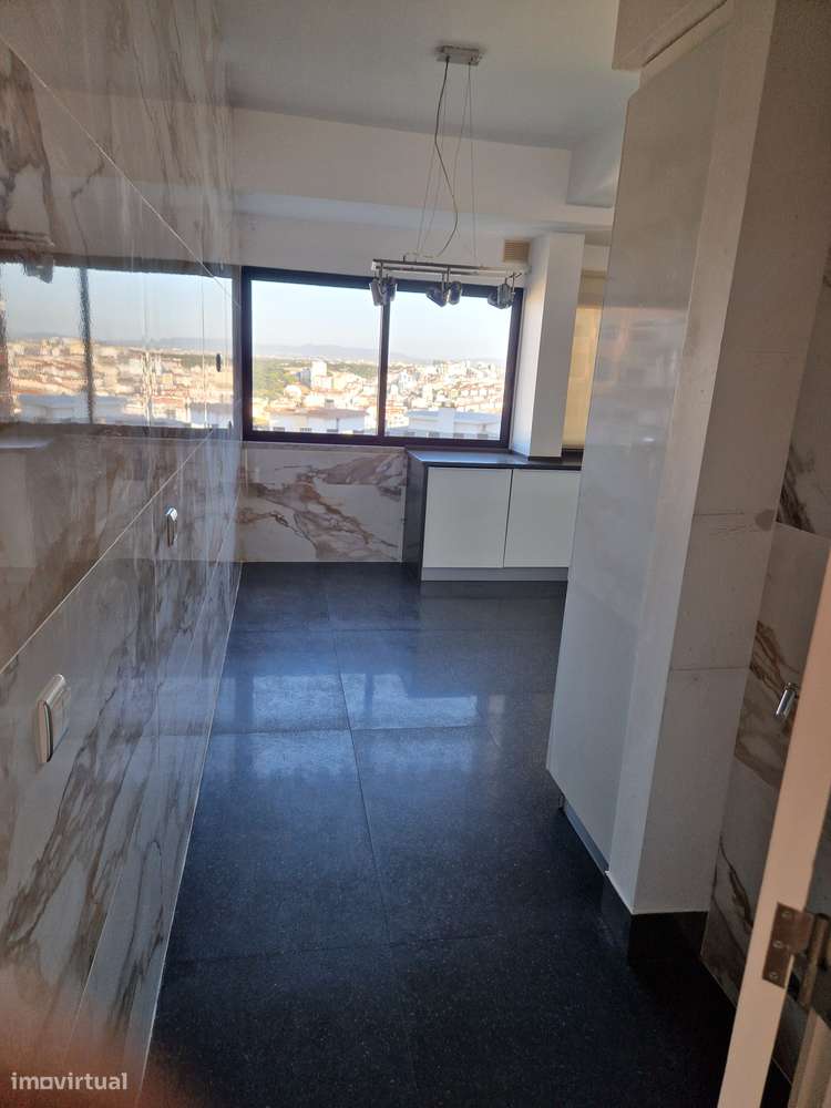 T3 Luxo (T3+T3 ligados/2 Fracções) com 3 Boxes Vistas - Almada Centro-21