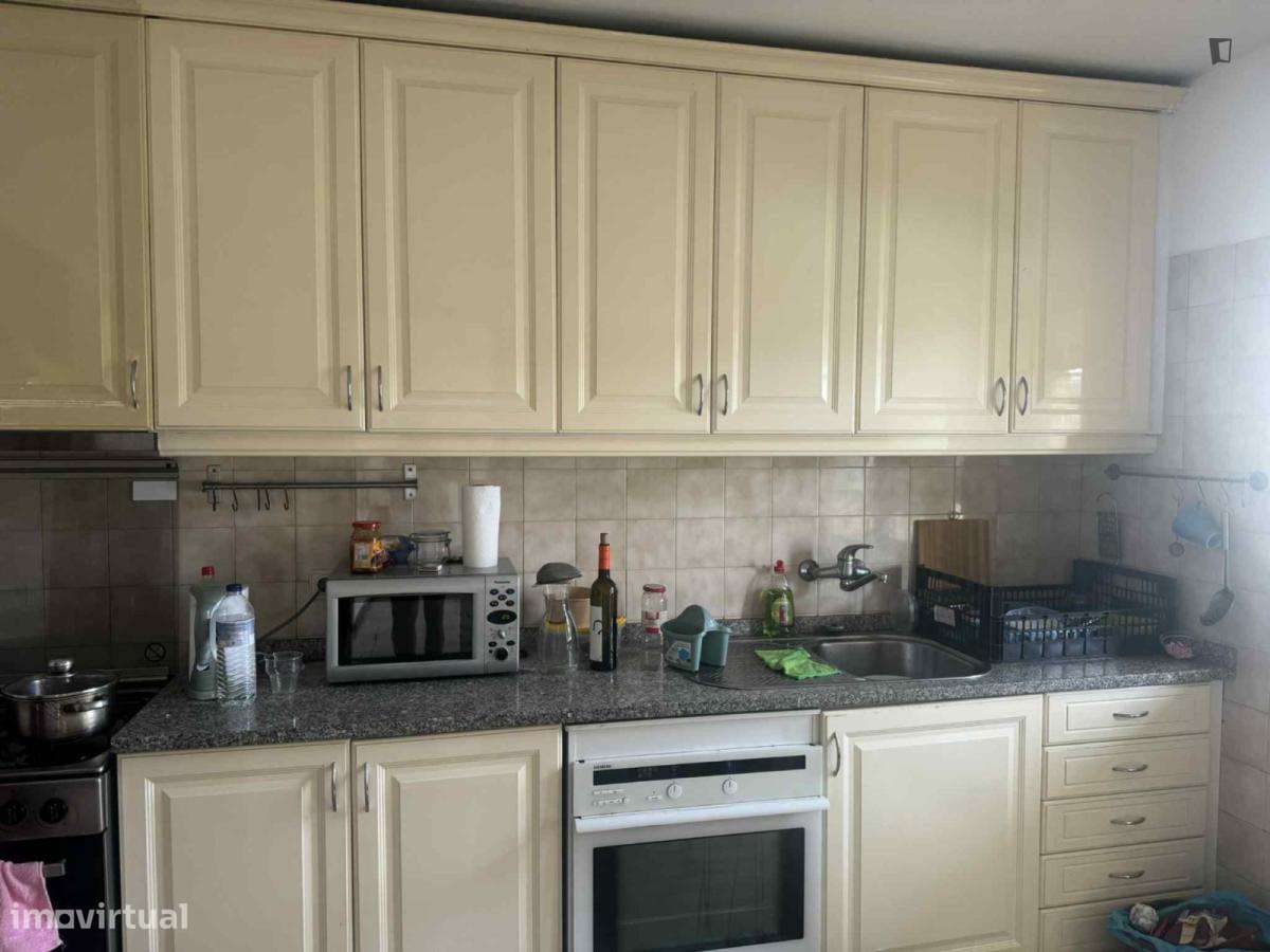 Quarto - localizado em Matosinhos Porto - Grande imagem: 2/5