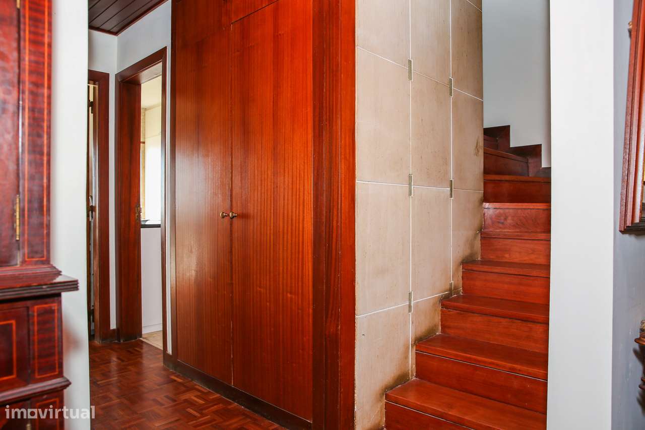 Apart. T3 Duplex c/4 casas de banho, varanda e vista Rio Tejo.-18