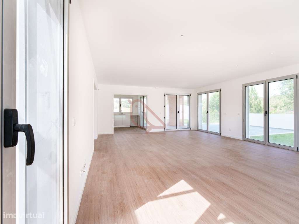 Moradia Isolada T4 Contemporânea com Jardim e Acabamentos Premium -...-16