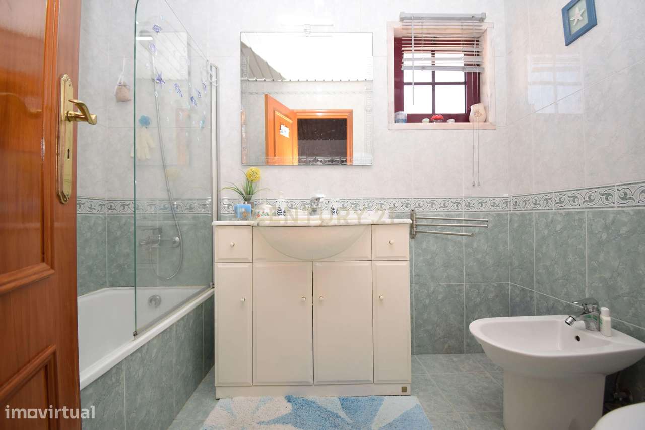 Apartamento T3, com 107 m² de área útil, estúdio musical com 40 m² e g-19