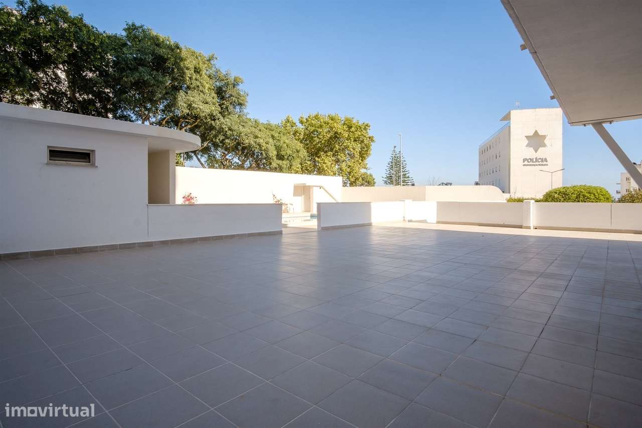 Apartamento T1 com garagem, totalmente remodelado, em condomínio com p-23