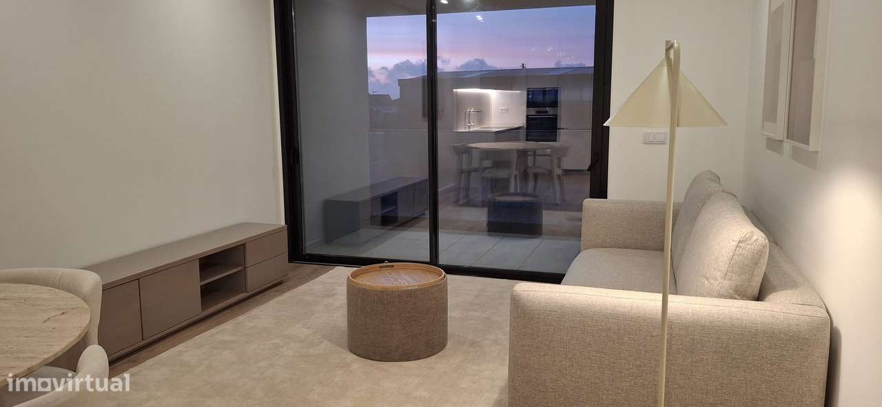 Apartamento T1+1 c/ varanda, garagem, piscina, jardim, cond. fechado - Grande imagem: 2/24