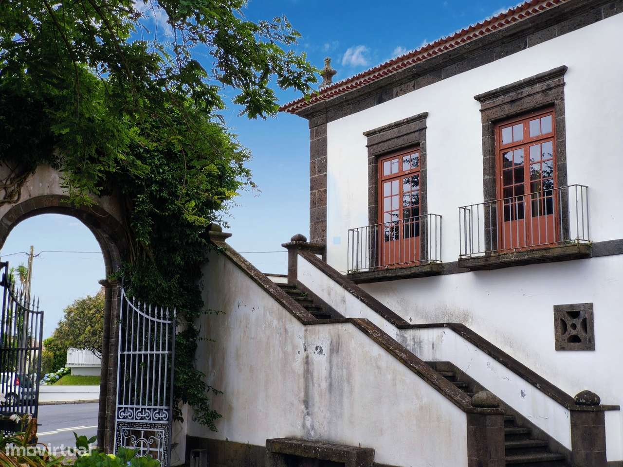 Solar Centenário de Encanto Histórico com Vista Inigualável na Ilha de-26