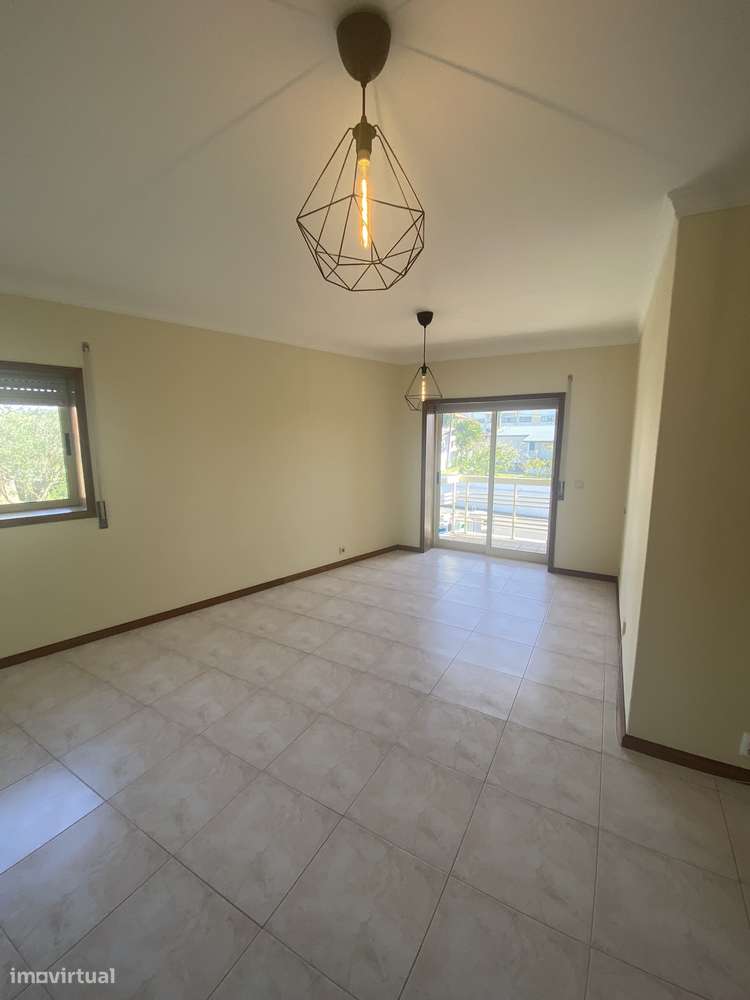 T2 com varanda, garagem e luz natural brilhante - Próximo da praia - Grande imagem: 4/17