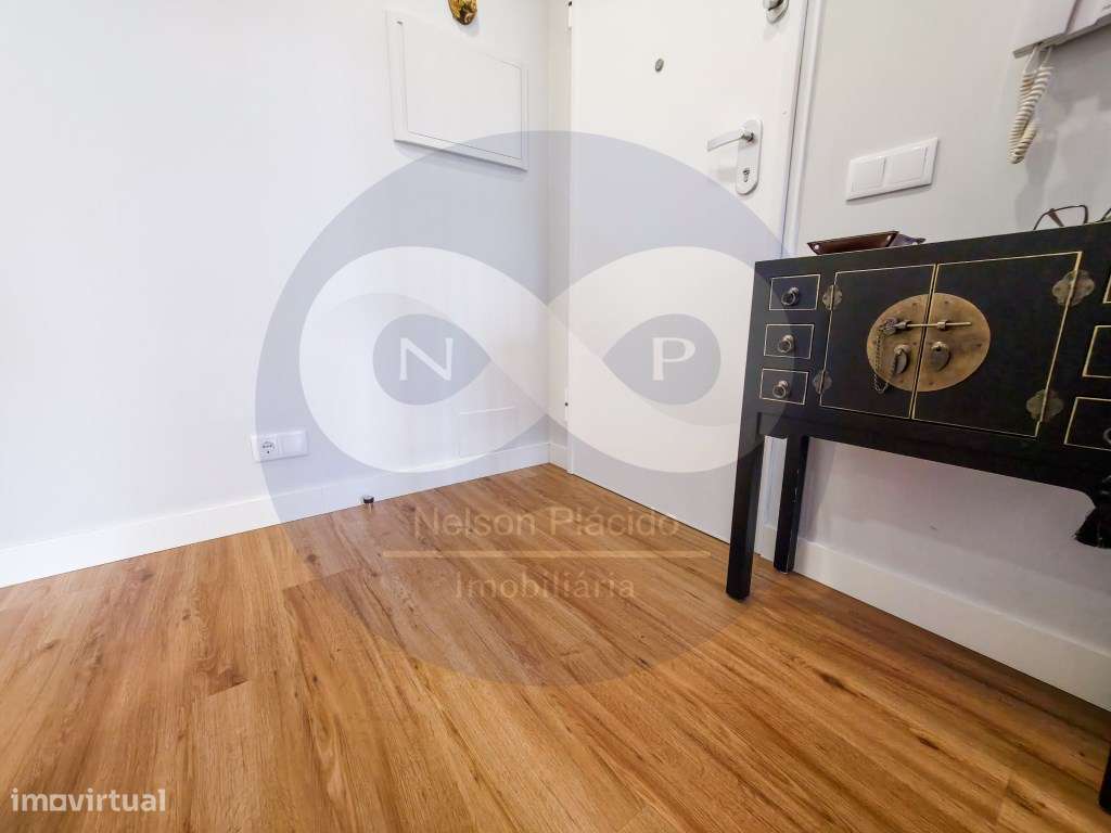 T2 com Cozinha Equipada, Varanda e Garagem para 2 carros, num 3º an... - Grande imagem: 2/32