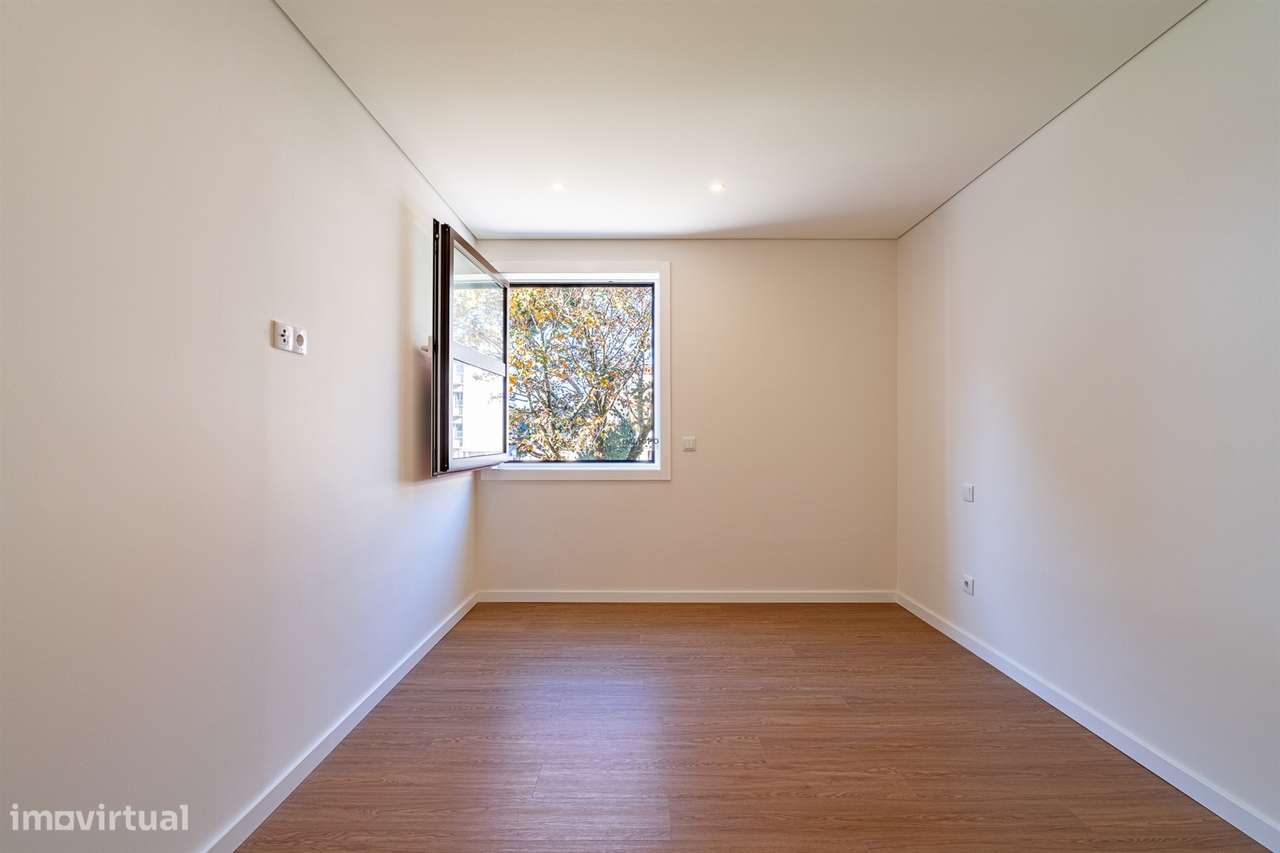 Apartamento T4 totalmente remodelado na Avenida da Boavista, Porto.-10