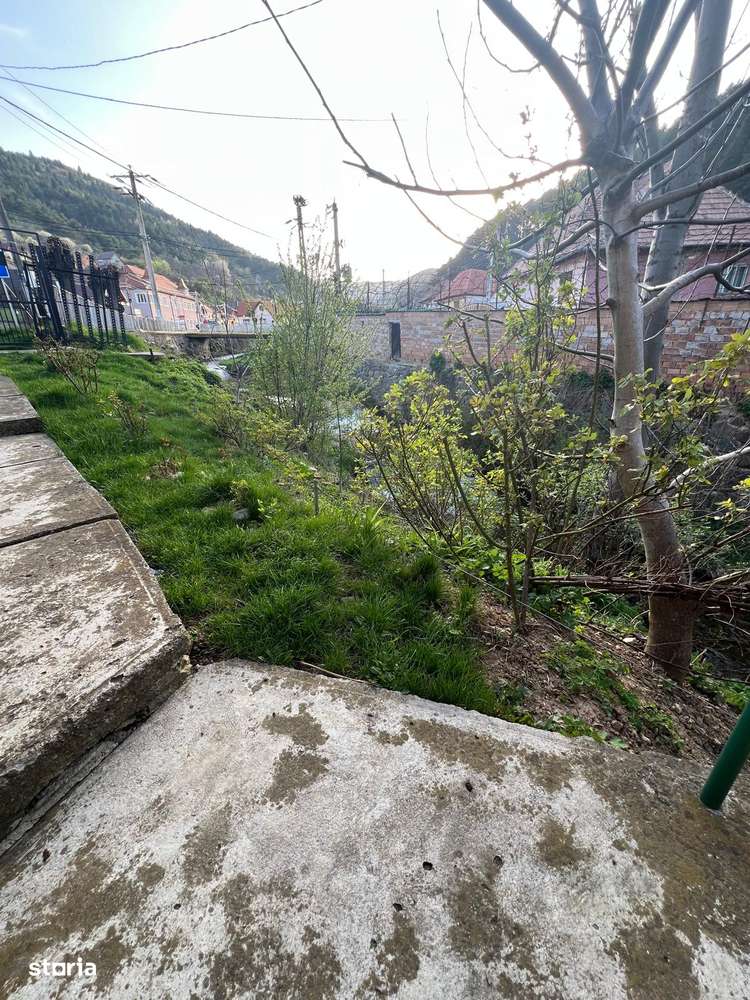 Casa de vânzare în Rășinari – Spațiu generos, zonă liniștită - Imagine principală: 5/19