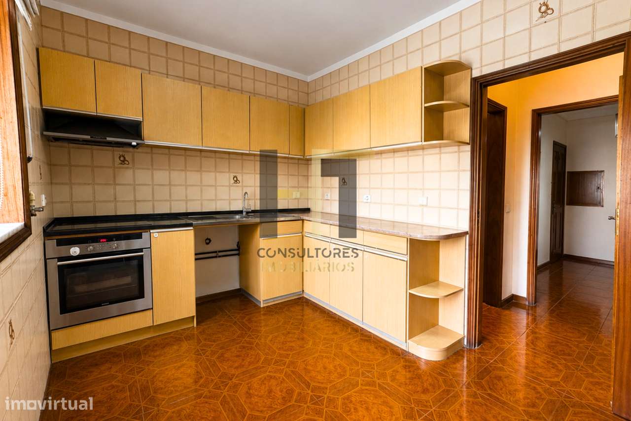 Apartamento T3 com Garagem e Duas Varandas a 5 Minutos do Metro e do I-3