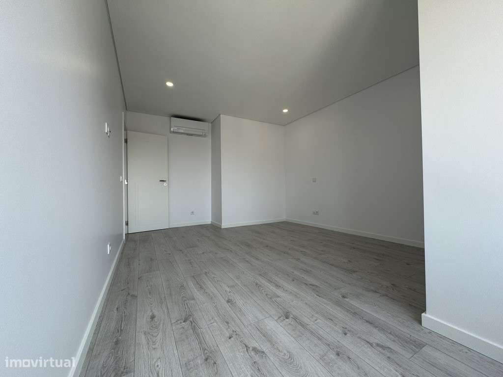 T4 Duplex Moderno com Terraços Amplos|Churrasqueira|Garagem Box-9