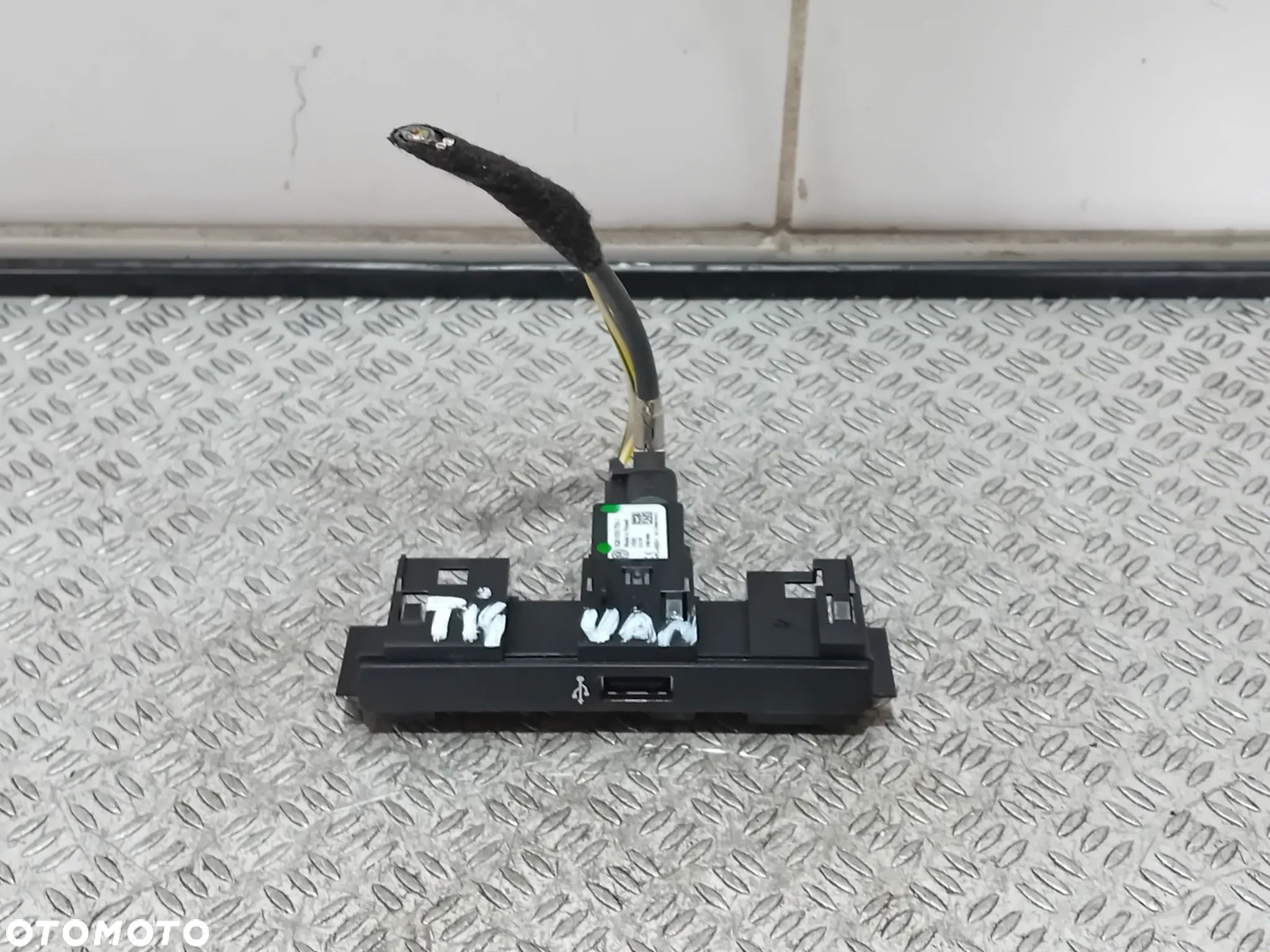 gniazdo USB VW Tiguan 2019 5Q0035726J - 1