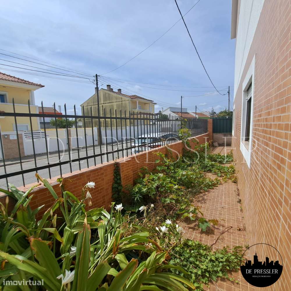 Excelente Moradia Isolada em Santo António da Charneca - Barreiro-4