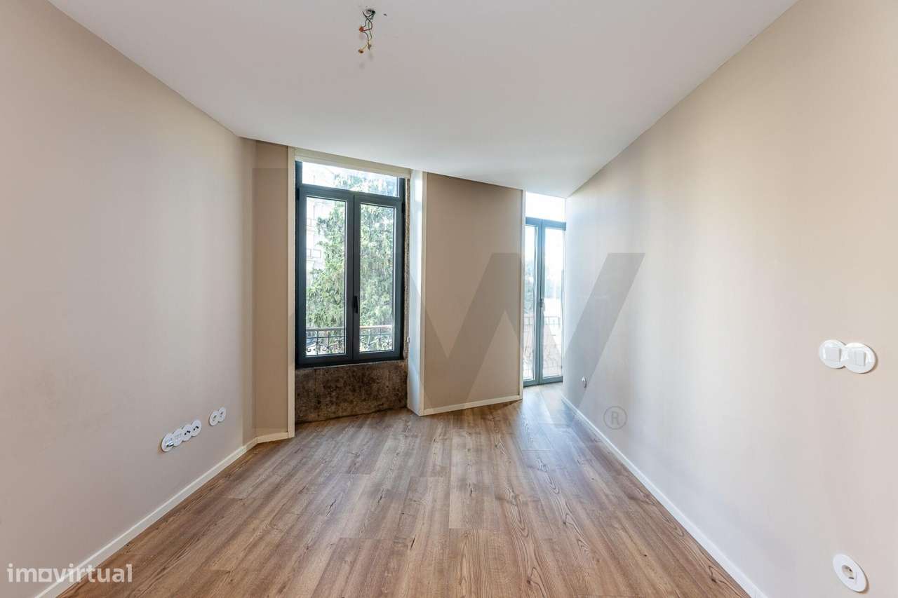 T1 com varanda na Rua da Antas, em frente à Praça Francisco Sá Carneir - Grande imagem: 2/27