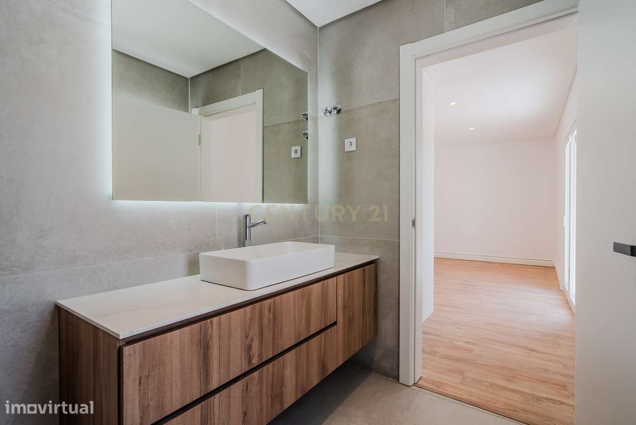 Moradia Térrea T4 totalmente renovada, com piscina, espaço exterior e-12