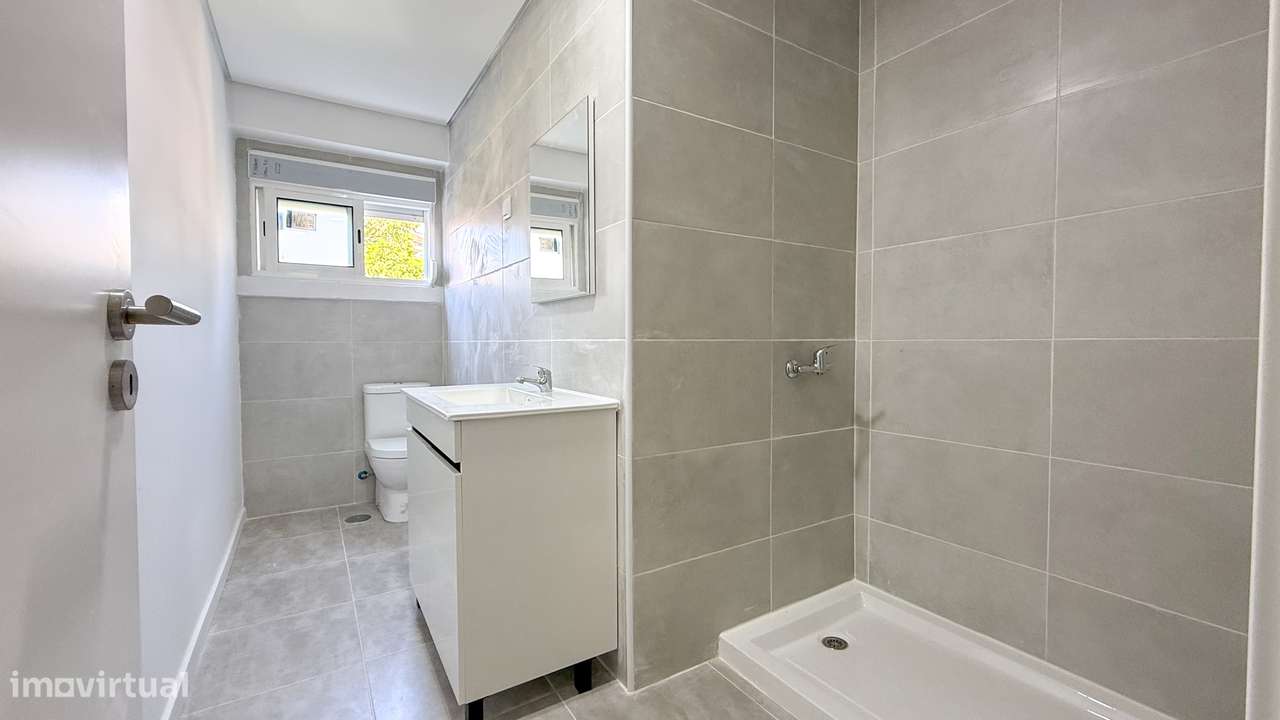 T2 renovado, com ótimas áreas e muita luz natural no centro de Almada.-16