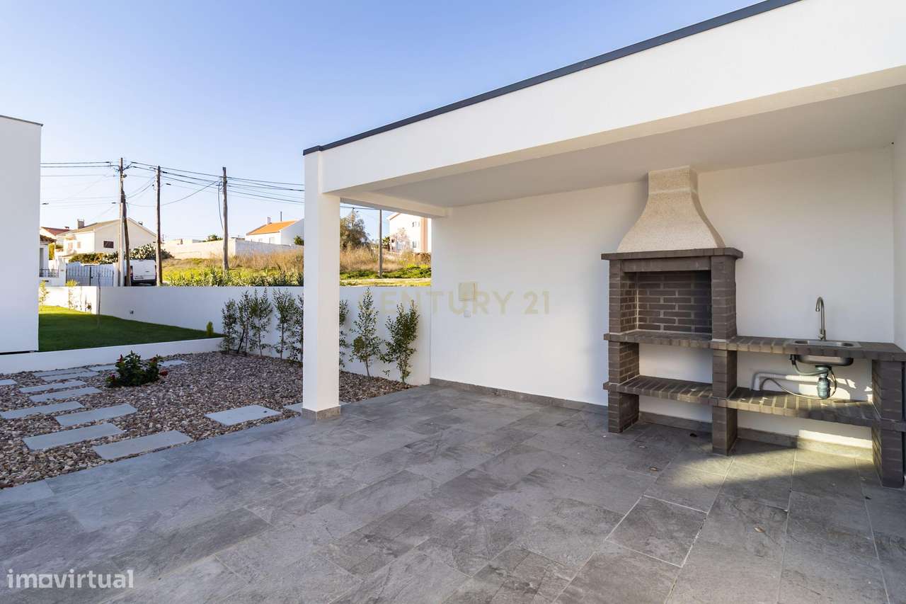 Moradia Nova T4 com piscina e garagem - Sobreda - Charneca de Caparica-38