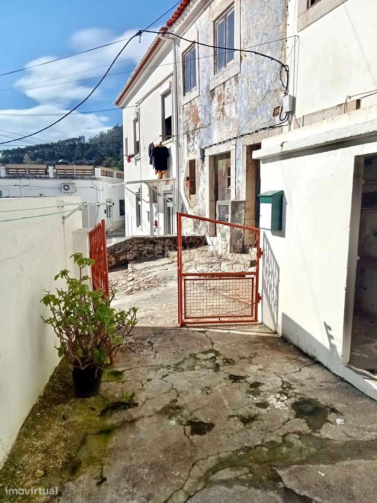 Centro do Gradil - Moradia T2 para remodelar-13