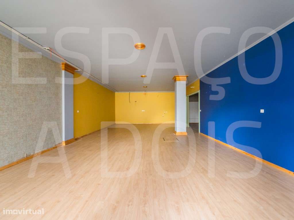 OPORTUNIDADE! Área Ampla,131m2 de área útil, Grande Montra; 2 casas... - Grande imagem: 4/29