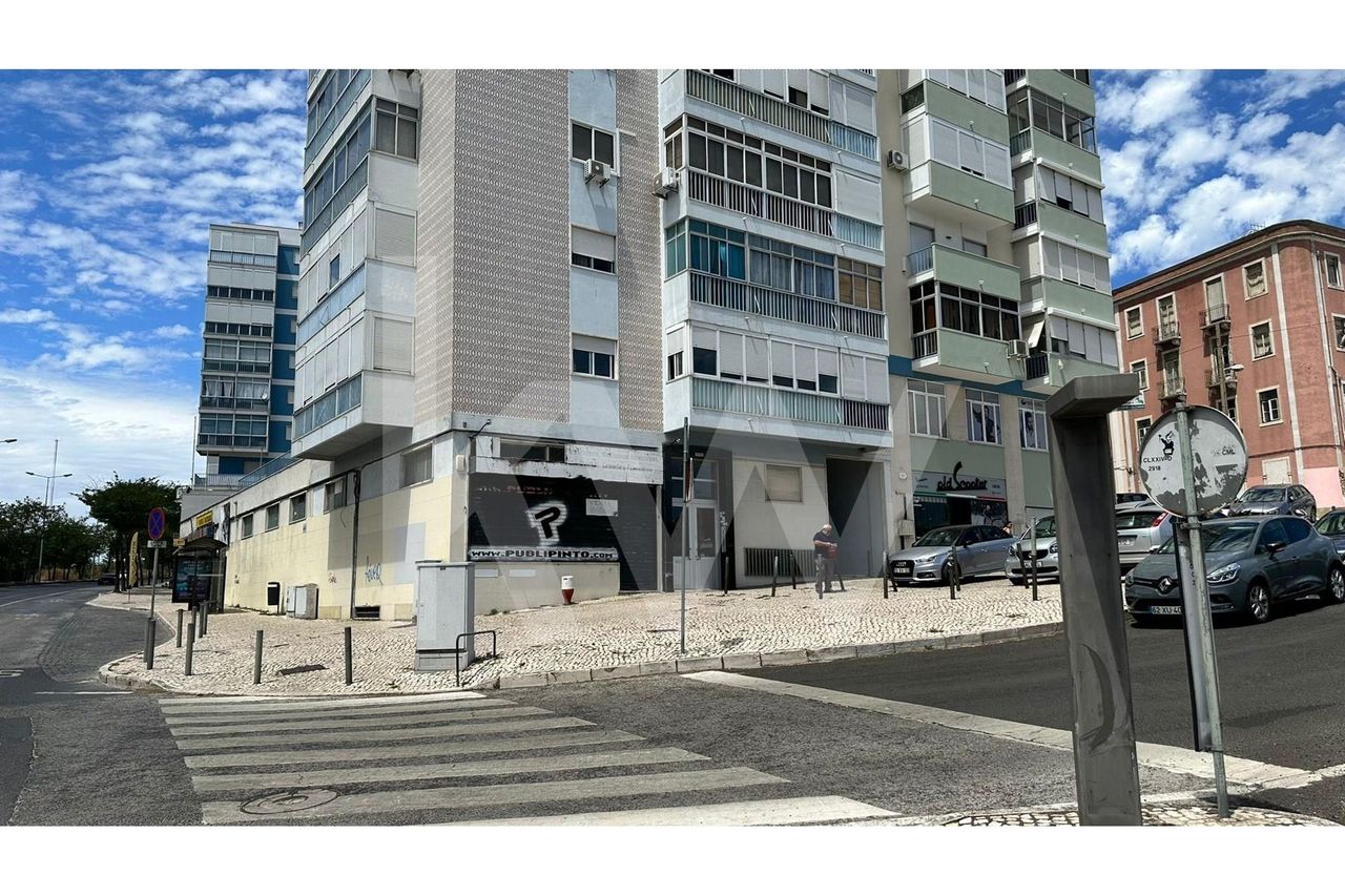 Loja com mezzanine | 125m2 de área útil | Marvila - Av. Infante D. Hen