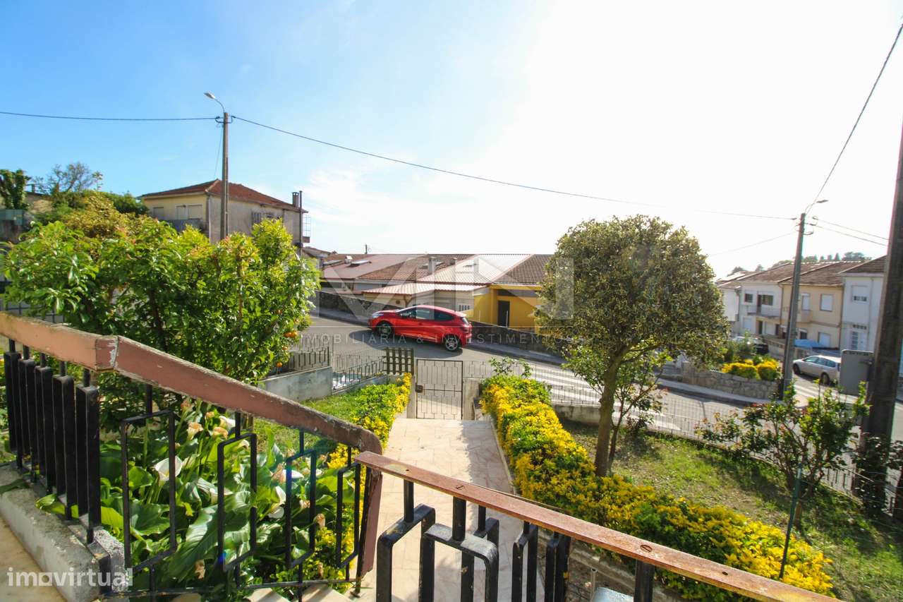 Moradia de 3 Frentes com Vista Panorâmica no Coração de Gondomar-37