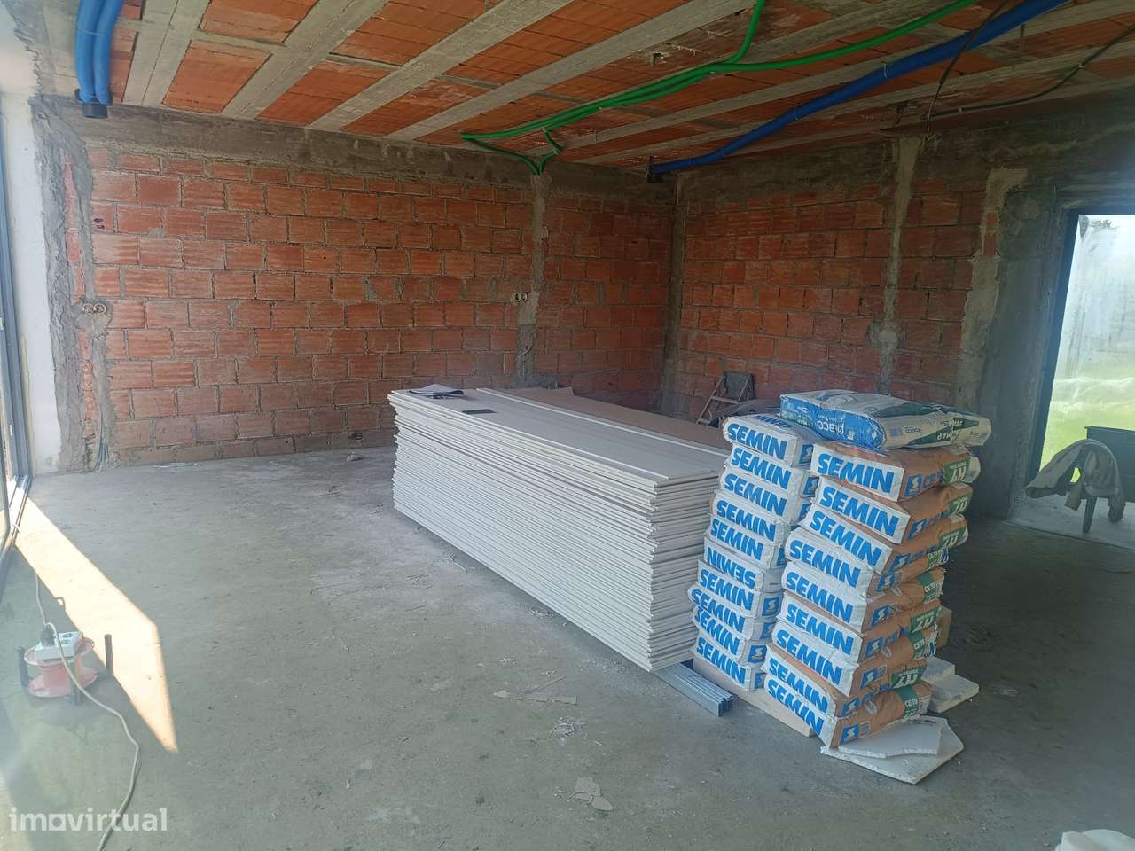 Moradia térrea isolada de 4 frentes em construção-11