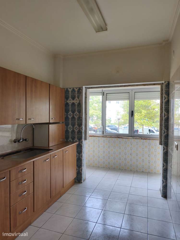 T2 Oeiras, Em Remodelação Total, Bem Localizado, Com Arrecadação.-4