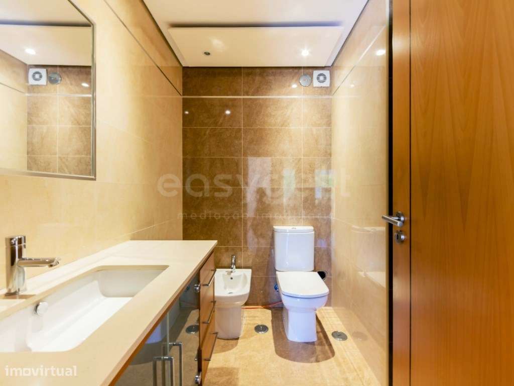 T2 Colinas do Cruzeiro com garagem para mais de 20 carros e terraço...-12