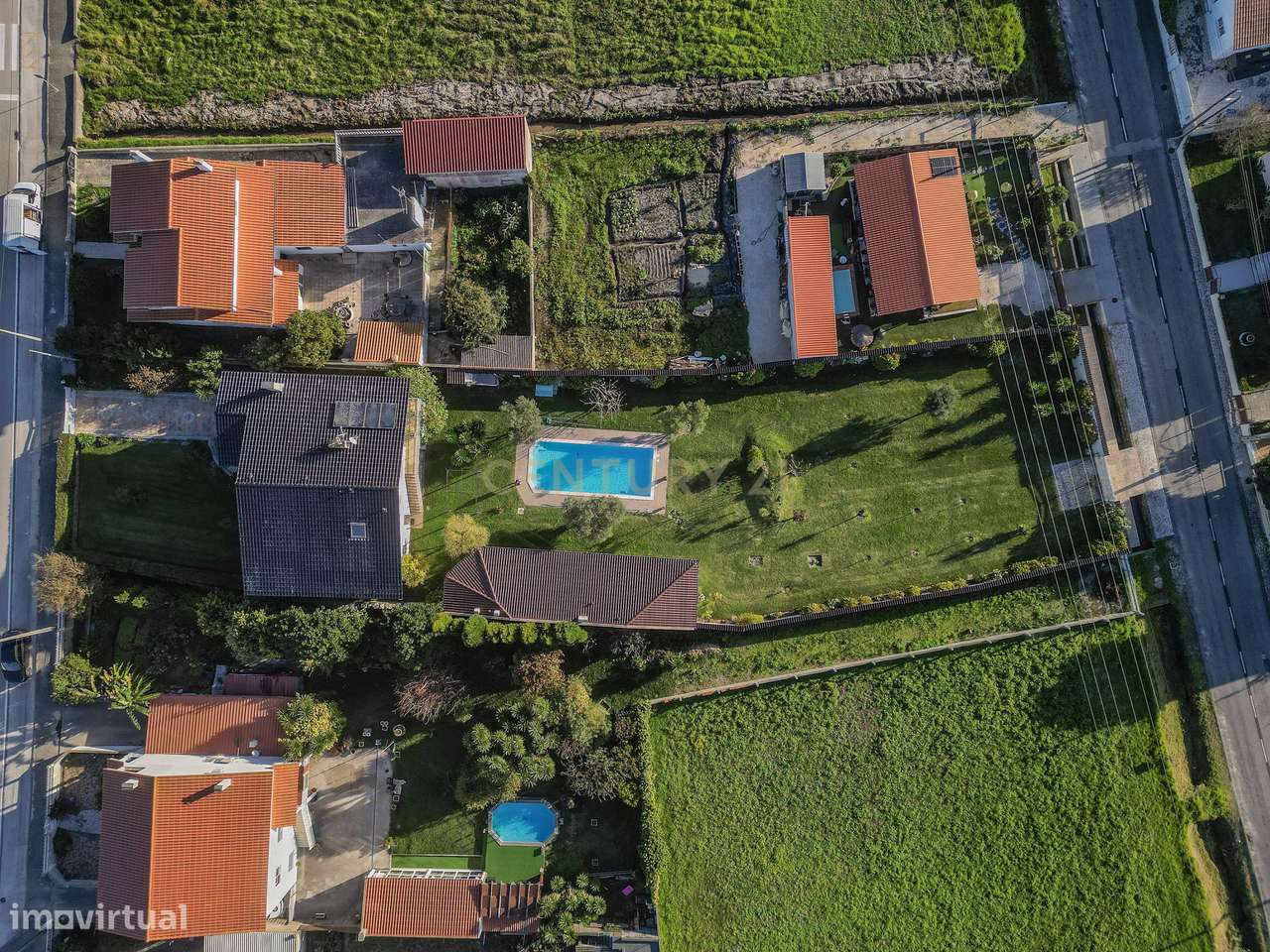 Moradia com piscina, terreno e anexos em Vieira de Leiria e a 2km da p-6