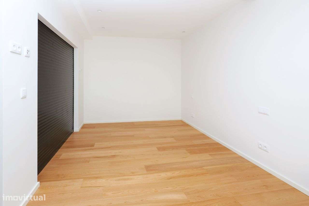 Apartamento T2 com 110m2 no edifício Varino 04-7