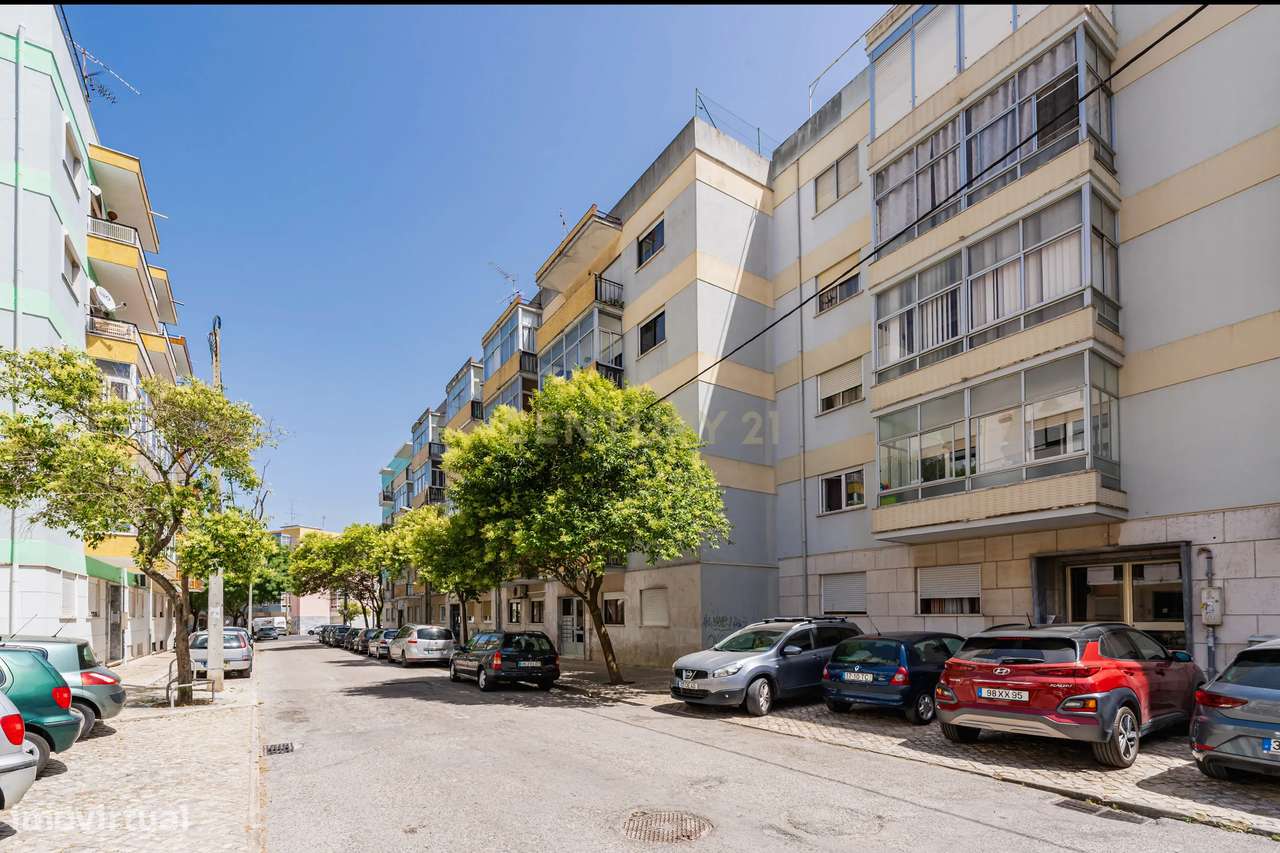 Apartamento T4 - Laranjeiro-1