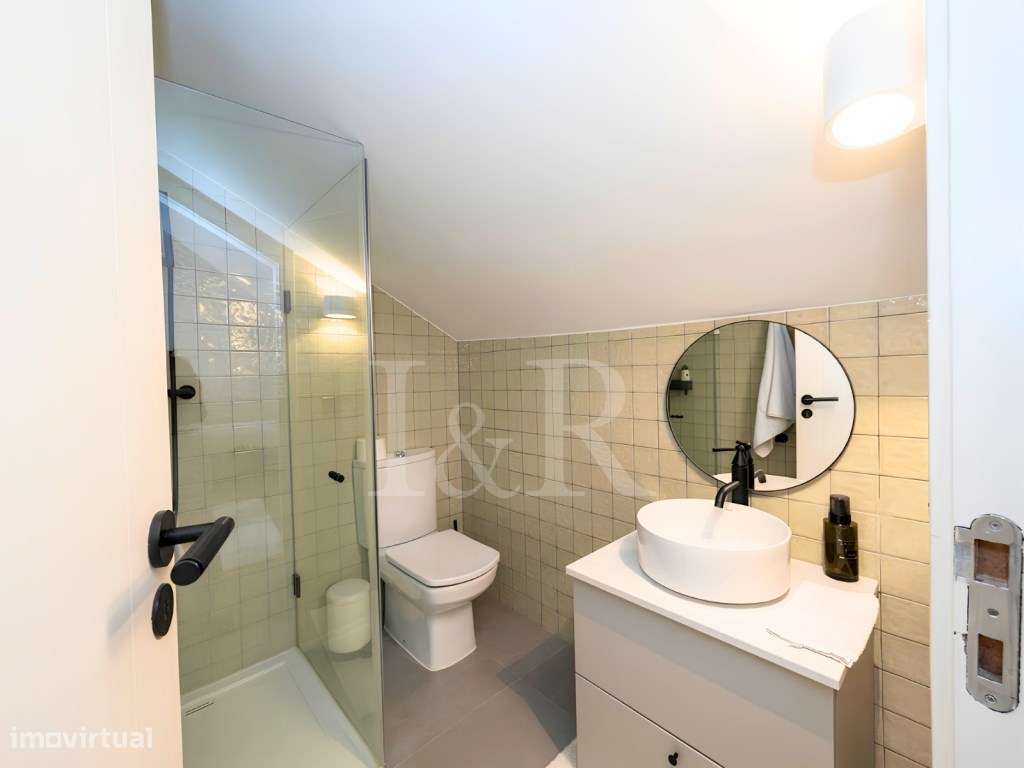 Moradia T3 renovada em condomínio com piscina no Estoril-24