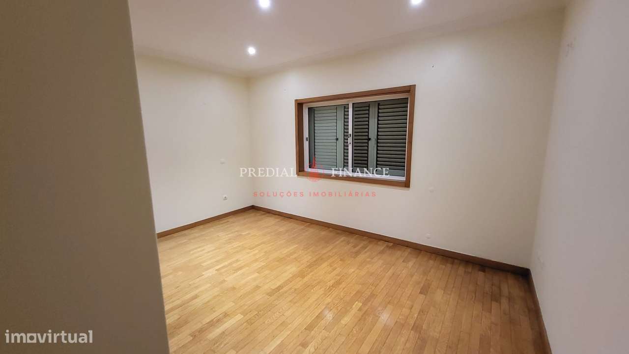 Moradia T4 com Jardim, Terraço, Garagem Dupla e Área de Barbecue — Exc-19