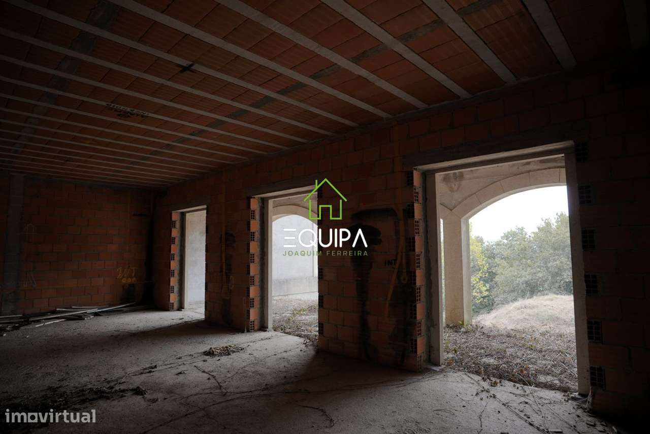 Terreno para construção (com moradia  T-5, construída em grosso), e-41