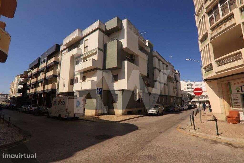 Apartamento T4 com varandas e marquise localizado no centro de Portimã - Grande imagem: 4/22