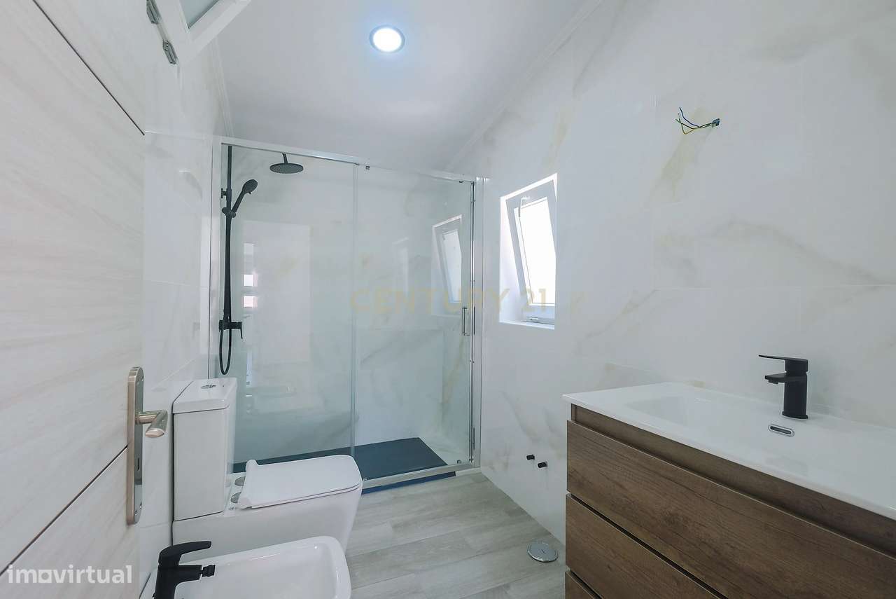 Moradia T4 Renovada no Estoril | Conforto, Espaço e Excelente Localiza-17