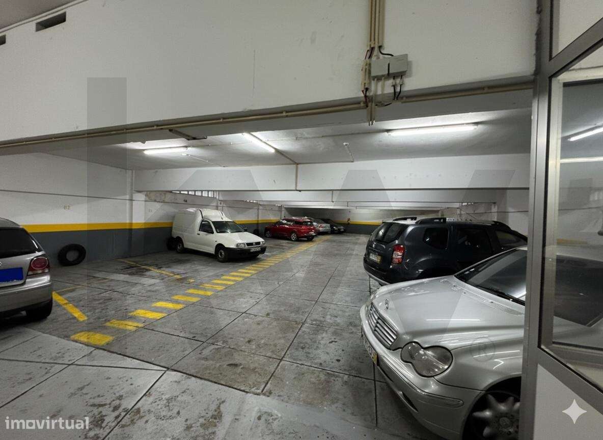 Garagem - 53 lugares - À Praça de Velasquez - Porto - Grande imagem: 5/17