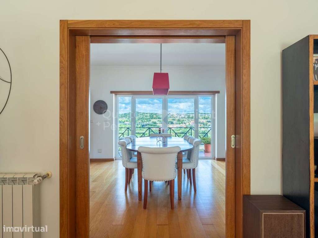 Moradia T4+1 para arrendamento com jardim e garagem em Caxias - Grande imagem: 5/37