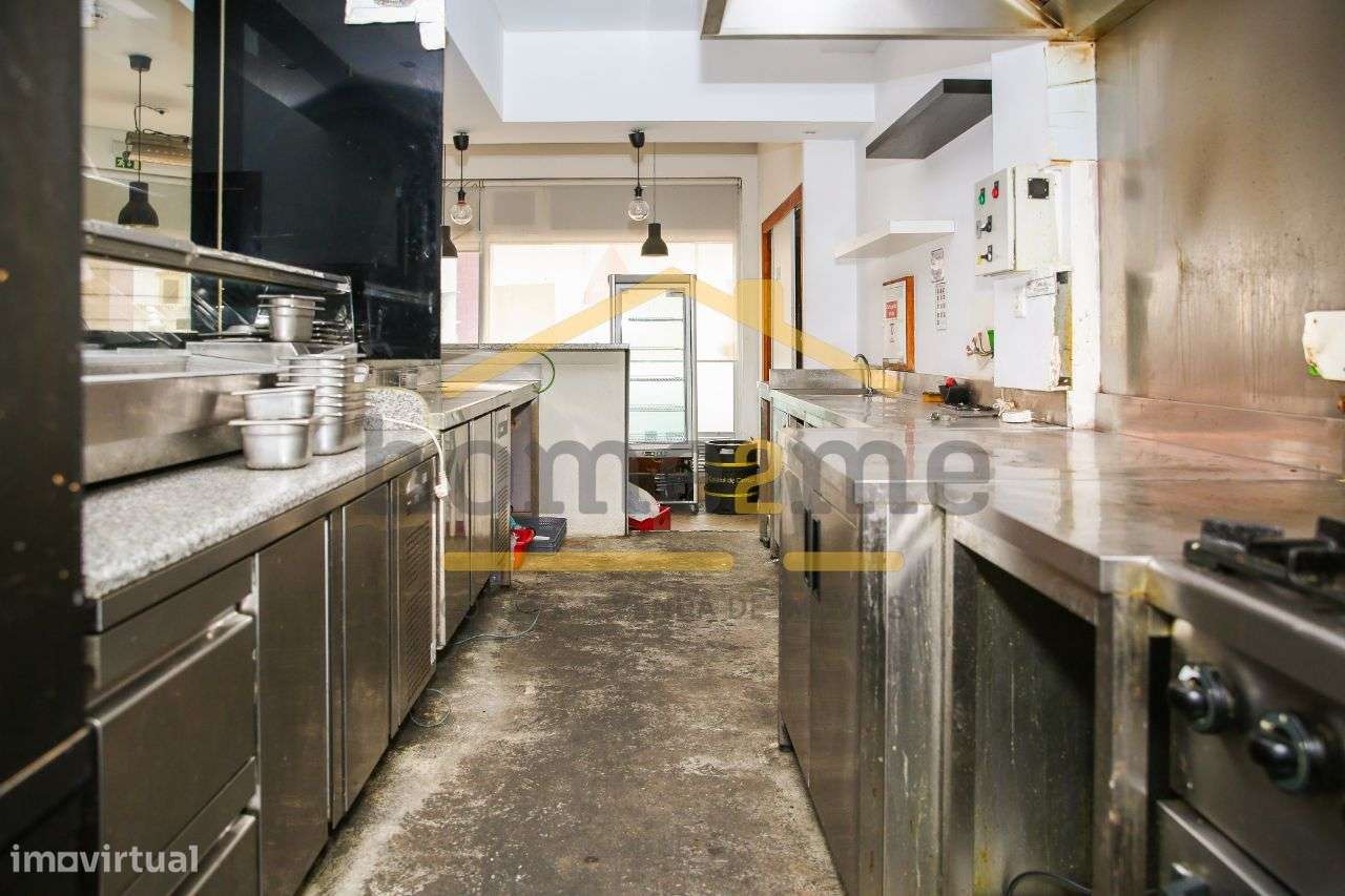 Loja com terraço e lugar de garagem-7