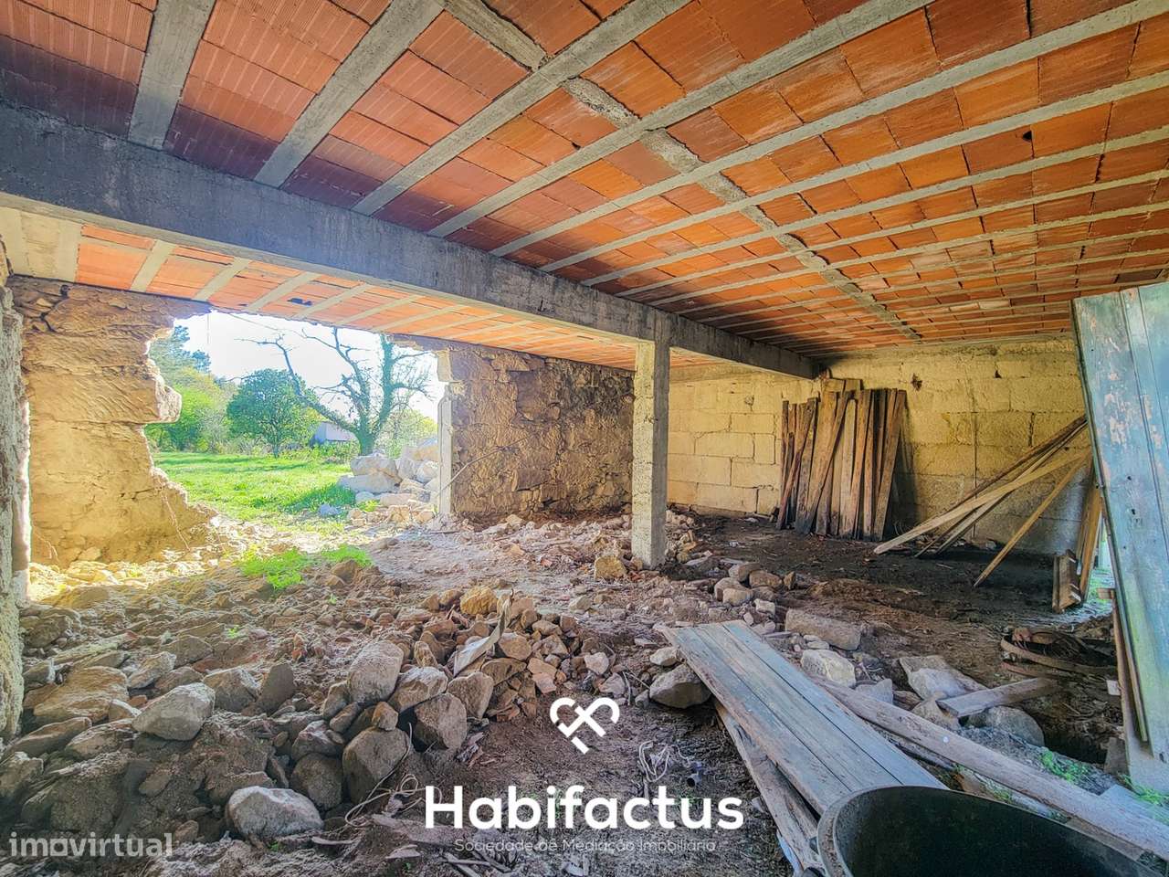 Moradia Isolada T3, para reconstrução com terraço e terreno de 1.828 m-25