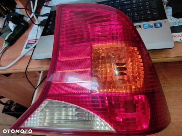 XS4X-13404-BC LAMPA PRAWY TYŁ FORD FOCUS I SEDAN - 1