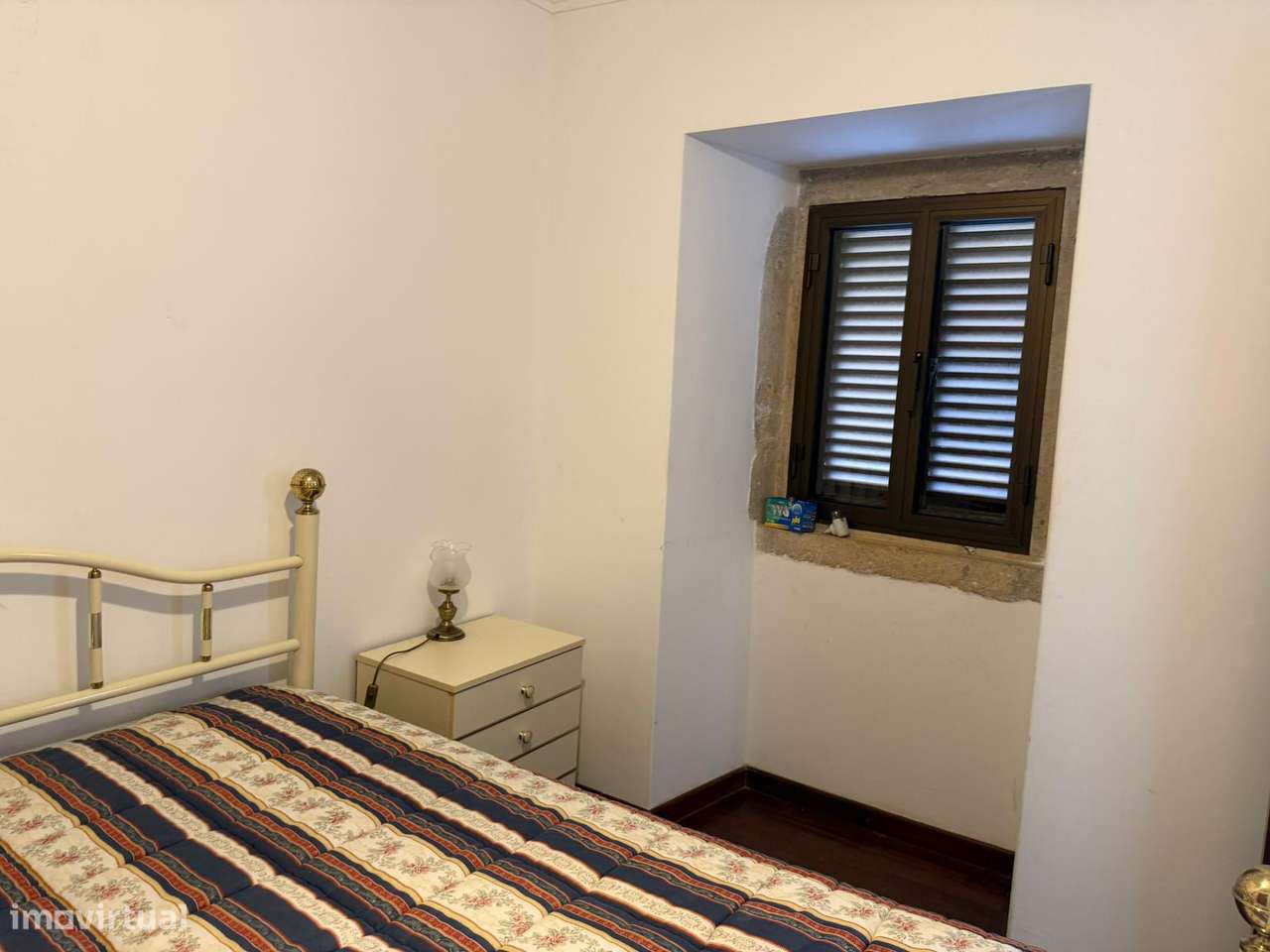 Moradia antiga com terreno, furo de agua e painéis solares aquecimento-25